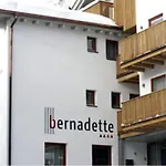 Garni Bernadette מלון *