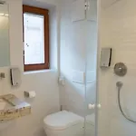 Garni Bernadette מלון *